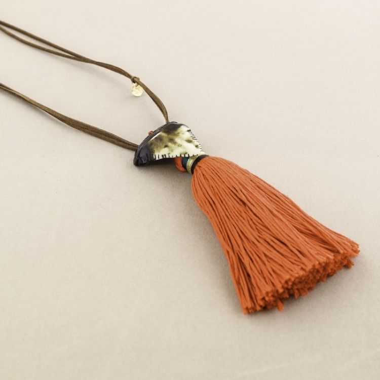 COLLAR LARGO COLGANTE RESINA FLECO