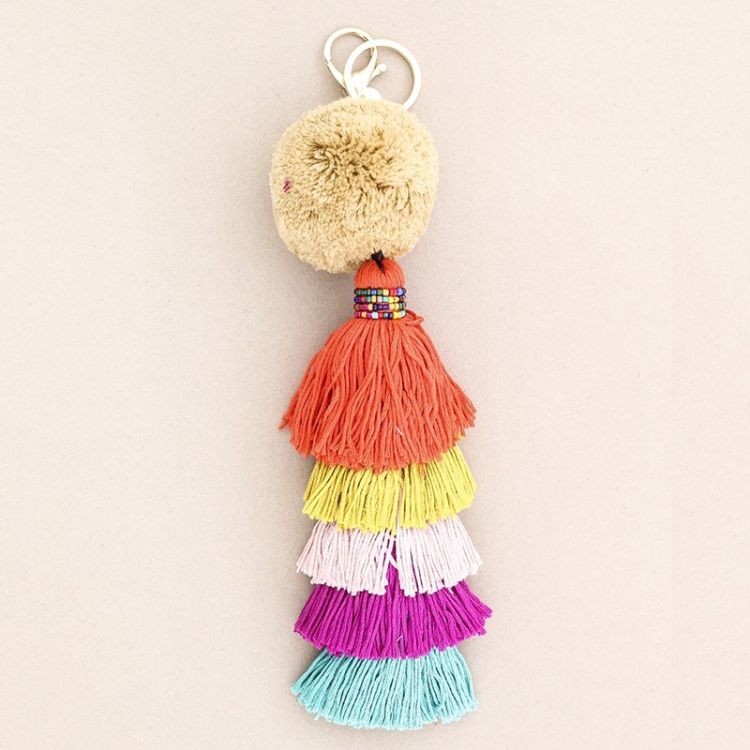 LLAVERO ÉTNICO POMPÓN FLECOS CINCO CAPAS 2