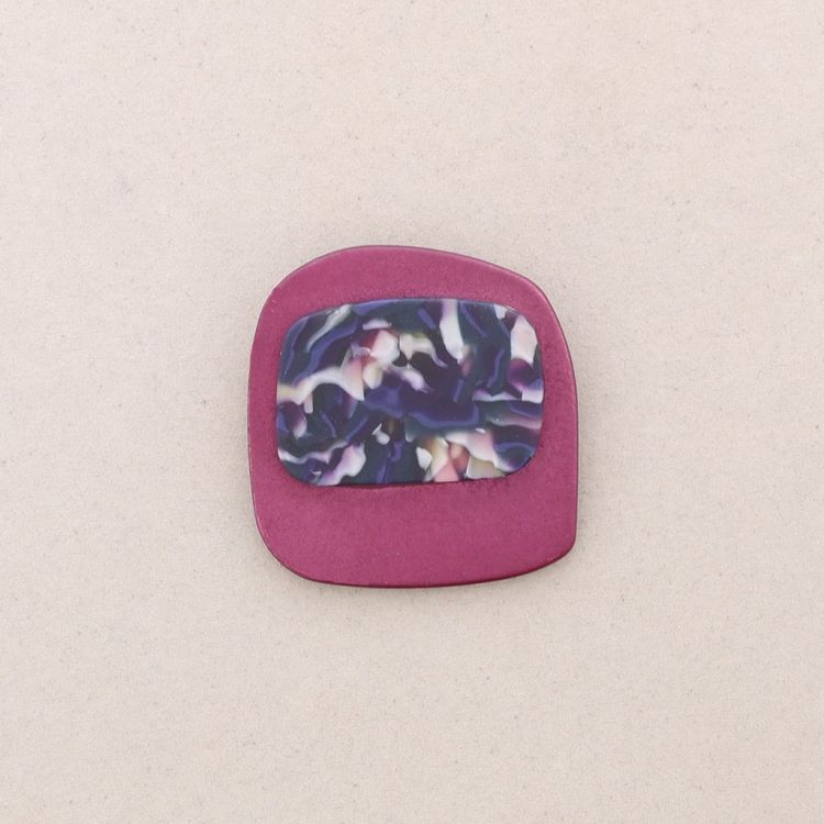 BROCHE FORMA GEOMÉTRICA ESTAMPADO RESINA