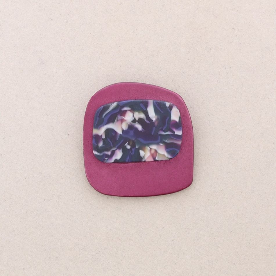 BROCHE FORMA GEOMÉTRICA ESTAMPADO RESINA