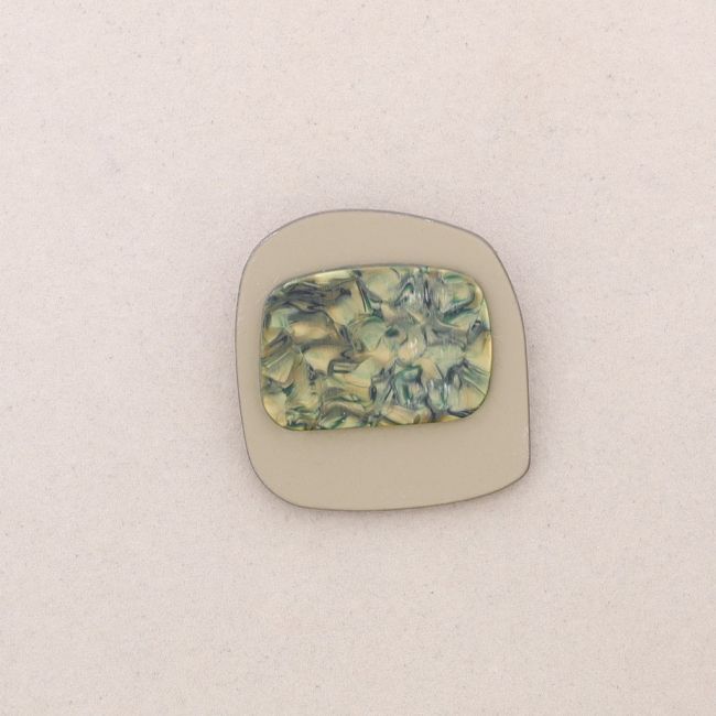 BROCHE FORMA GEOMÉTRICA ESTAMPADO RESINA