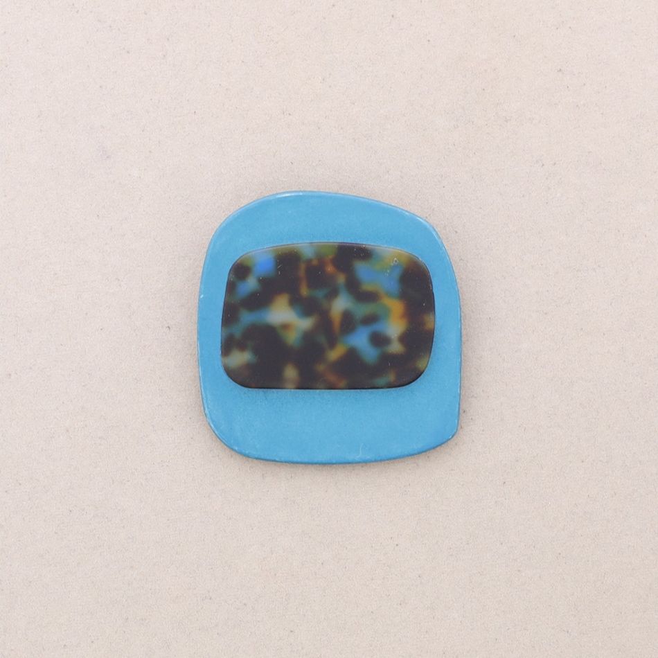 BROCHE FORMA GEOMÉTRICA ESTAMPADO RESINA