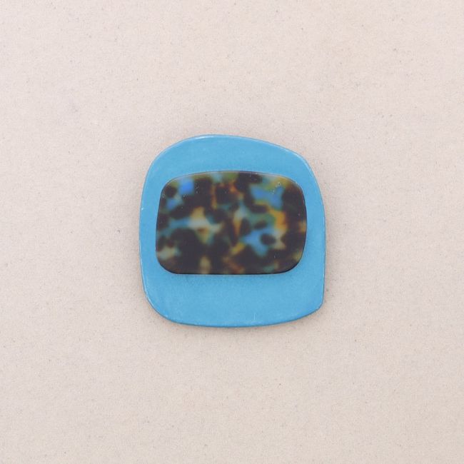 BROCHE FORMA GEOMÉTRICA ESTAMPADO RESINA