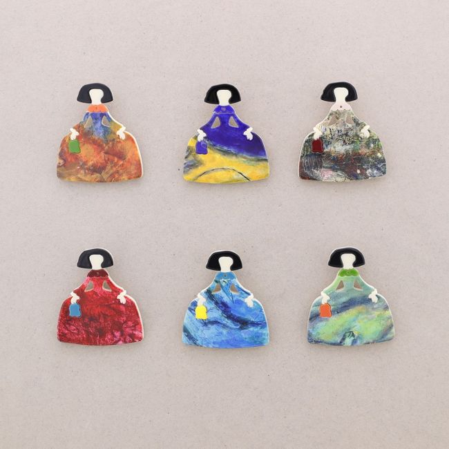 BROCHE MENINA RESINA