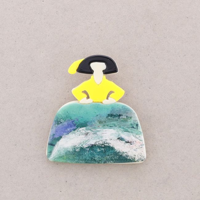 RESIN MENINA BROOCH