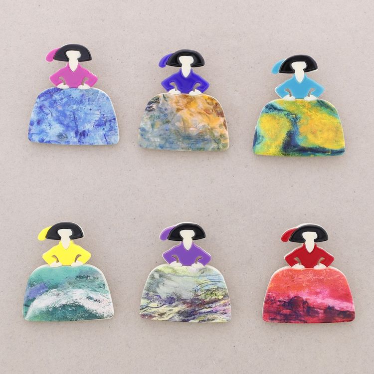 RESIN MENINA BROOCH 2