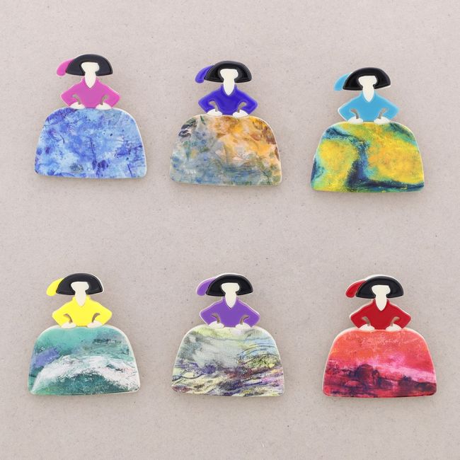 RESIN MENINA BROOCH