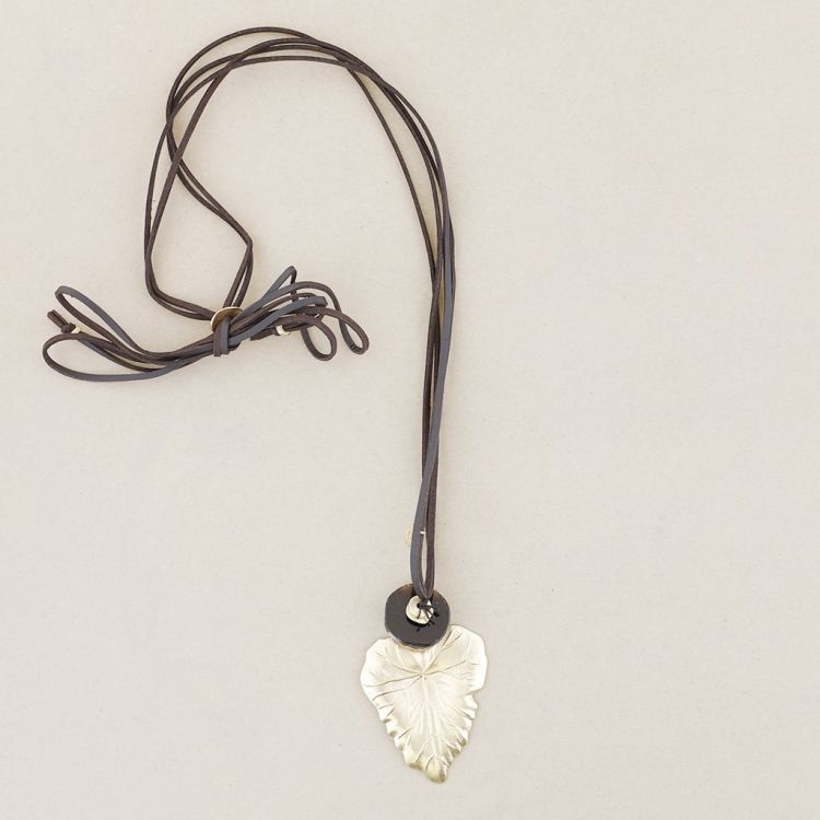 COLLAR LARGO COLGANTE HOJA METAL