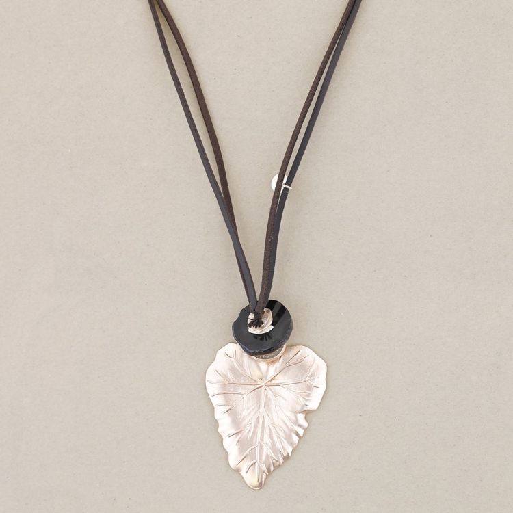 COLLAR LARGO COLGANTE HOJA METAL 2
