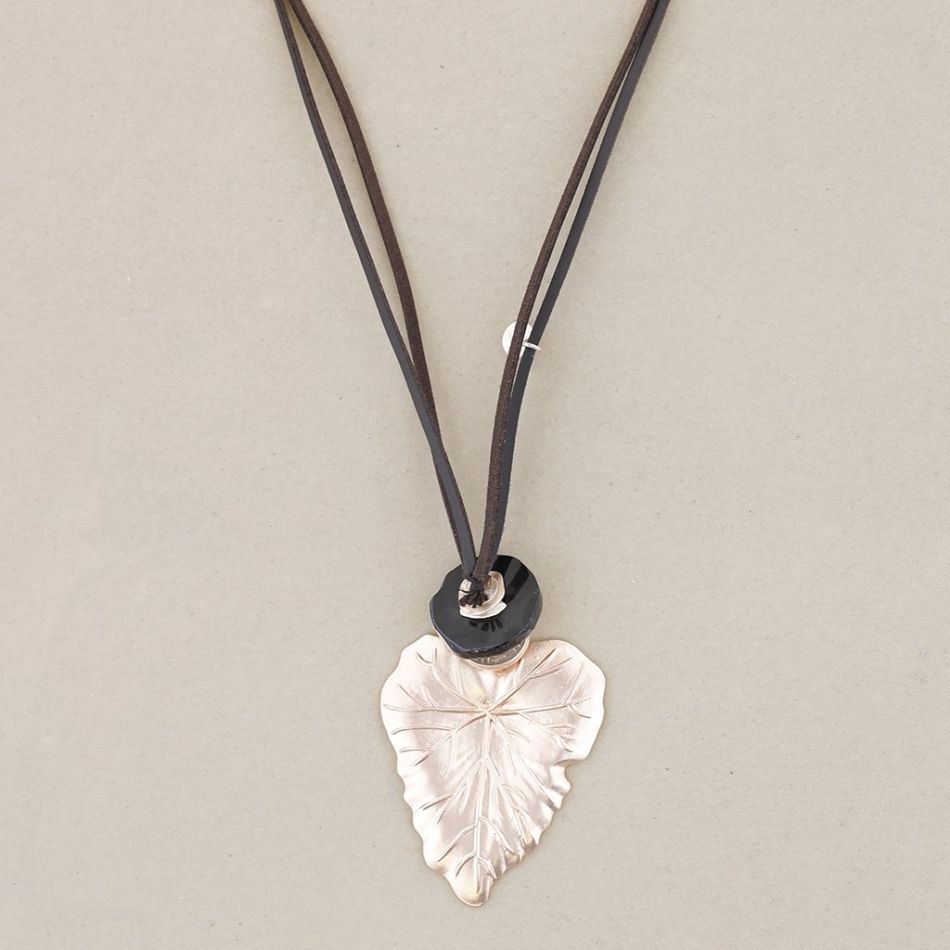 COLLAR LARGO COLGANTE HOJA METAL
