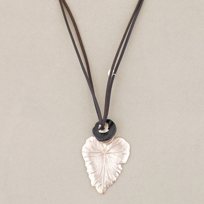 METAL LEAF PENDANT LONG NECKLACE