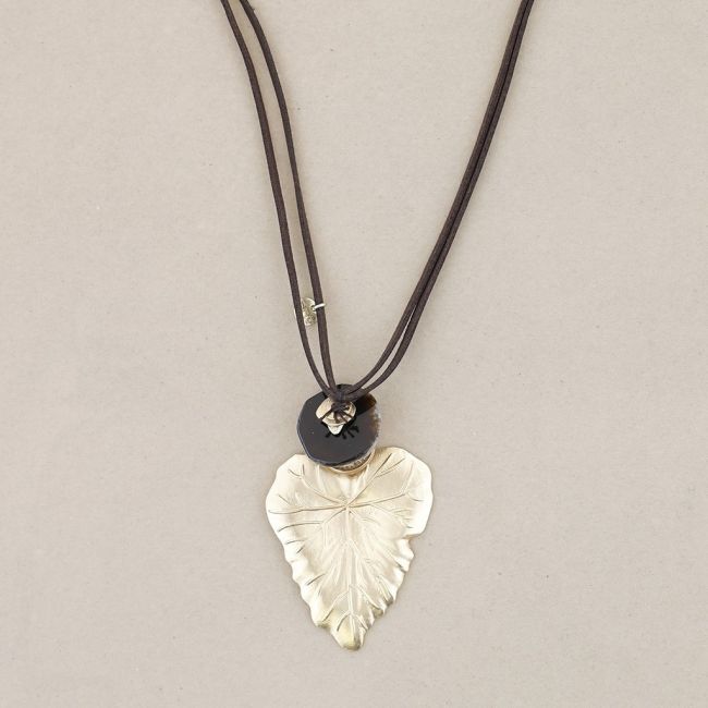 COLLAR LARGO COLGANTE HOJA METAL
