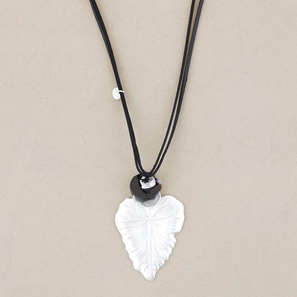 METAL LEAF PENDANT LONG NECKLACE