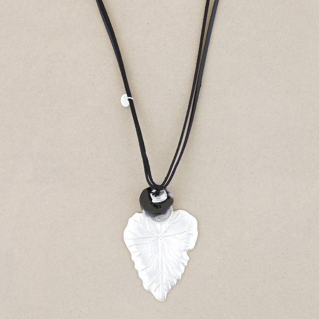 METAL LEAF PENDANT LONG NECKLACE