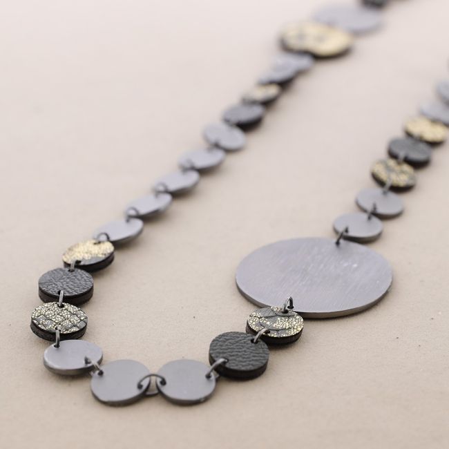 COLLAR LARGO METAL CUERO ANTE