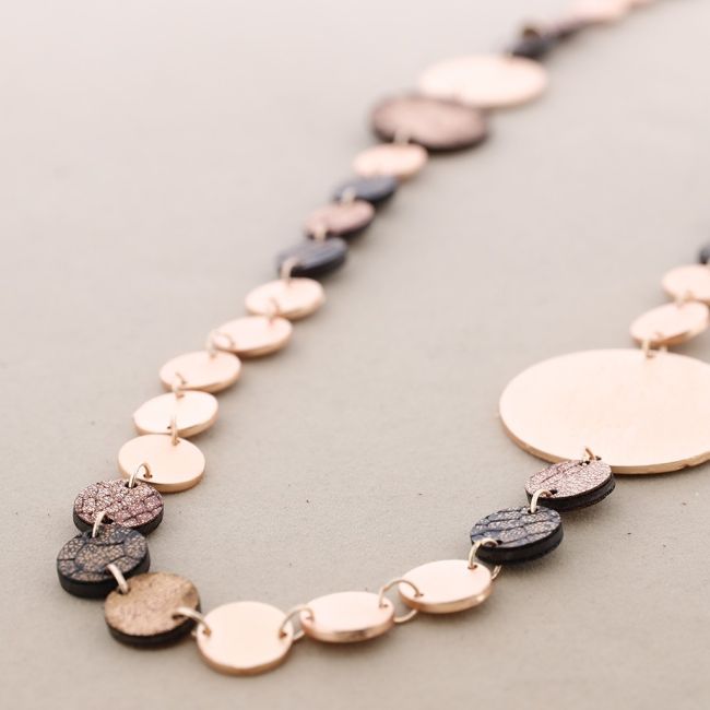 COLLAR LARGO METAL CUERO ANTE