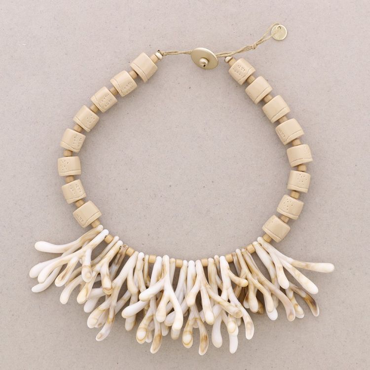CORAL RESIN PENDANT SHORT NECKLACE