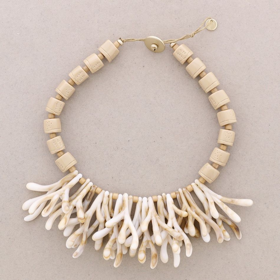 CORAL RESIN PENDANT SHORT NECKLACE