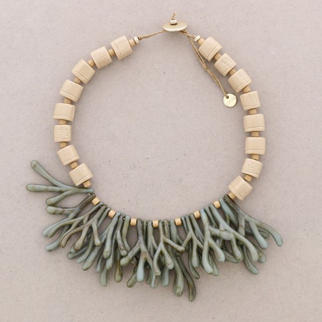 CORAL RESIN PENDANT SHORT NECKLACE