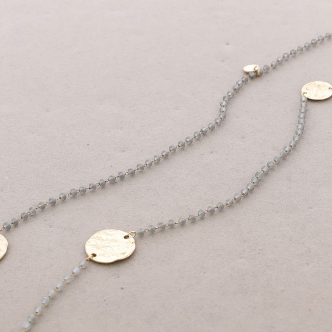LONG NECKLACE WITH FACETED CRYSTALS AND METAL MEDALS