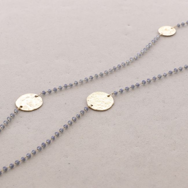 LONG NECKLACE WITH FACETED CRYSTALS AND METAL MEDALS