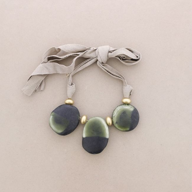 TRIPLE RESIN PENDANT SHORT NECKLACE