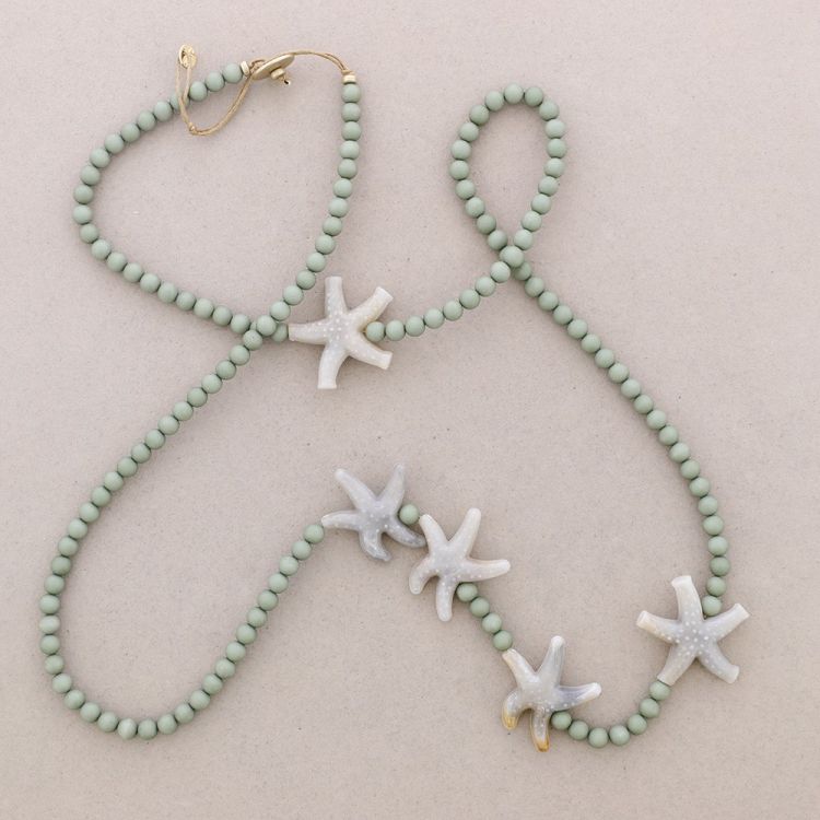 COLLAR LARGO BOLAS ESTRELLAS DE MAR RESINA