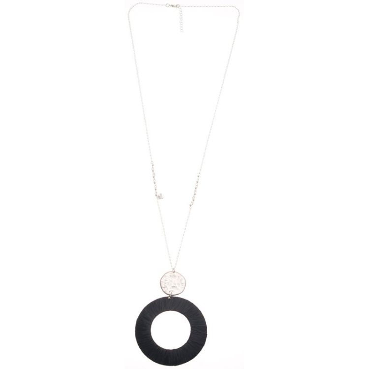 COLLAR LARGO COLGANTE MEDALLA METAL RAFIA