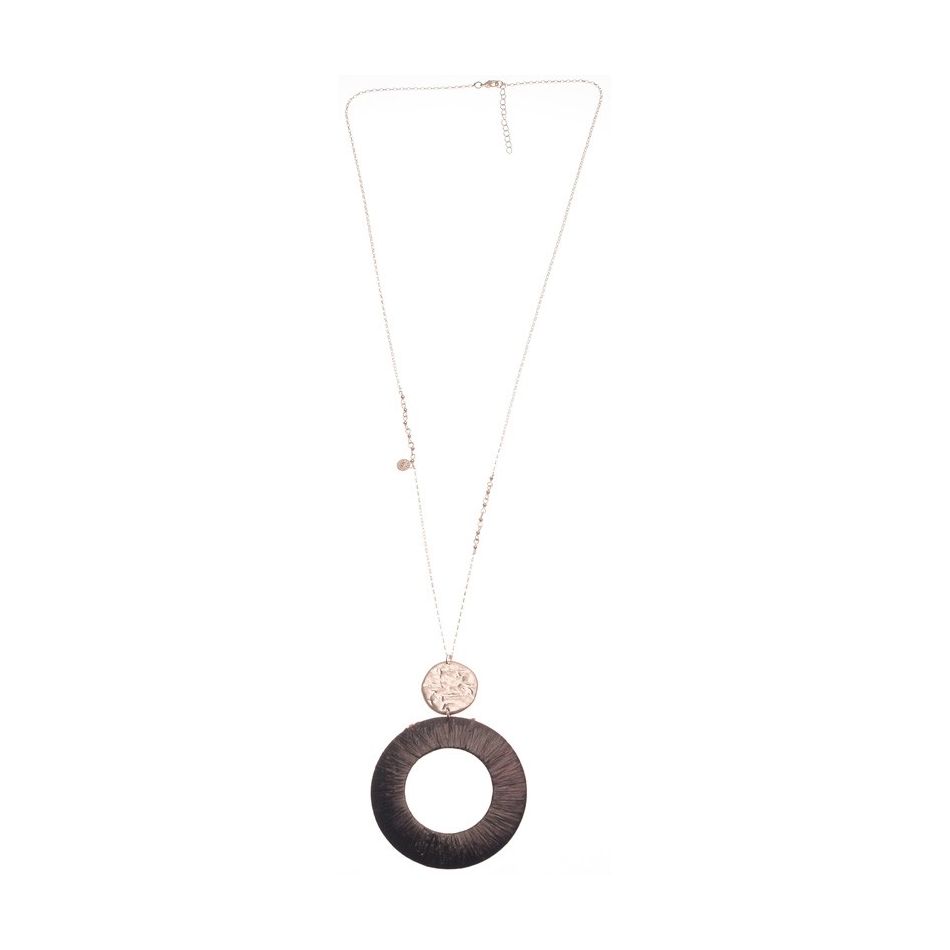 COLLAR LARGO COLGANTE MEDALLA METAL RAFIA