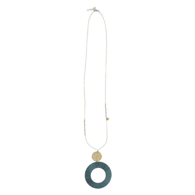 COLLAR LARGO COLGANTE MEDALLA METAL RAFIA