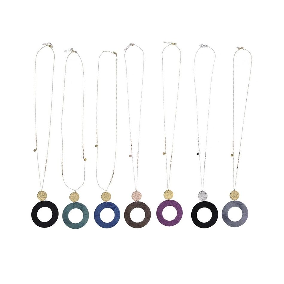 COLLAR LARGO COLGANTE MEDALLA METAL RAFIA
