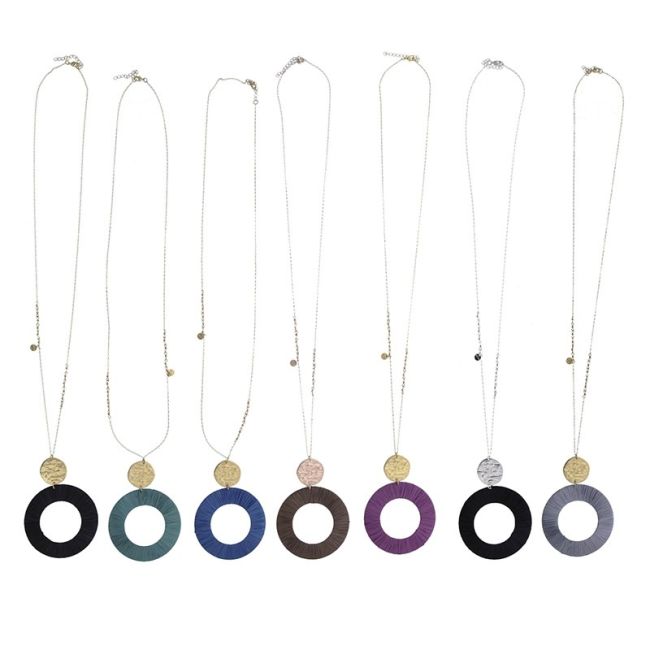 COLLAR LARGO COLGANTE MEDALLA METAL RAFIA