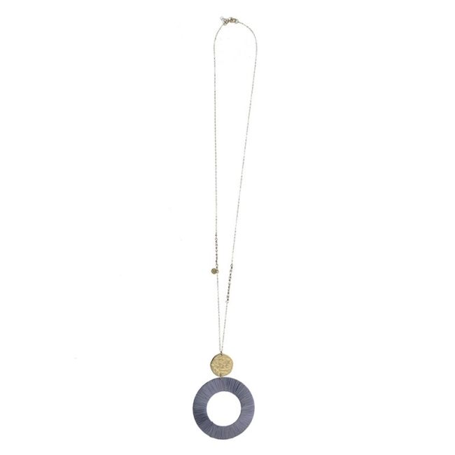 COLLAR LARGO COLGANTE MEDALLA METAL RAFIA