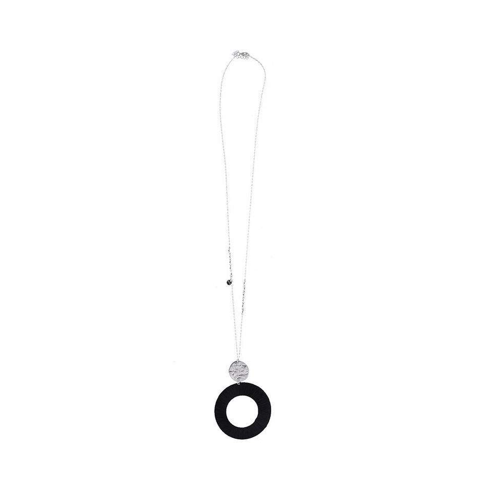 COLLAR LARGO COLGANTE MEDALLA METAL RAFIA