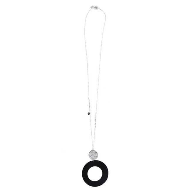 COLLAR LARGO COLGANTE MEDALLA METAL RAFIA