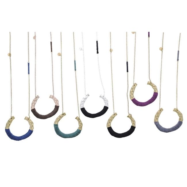 COLLAR LARGO COLGANTE METAL RAFIA