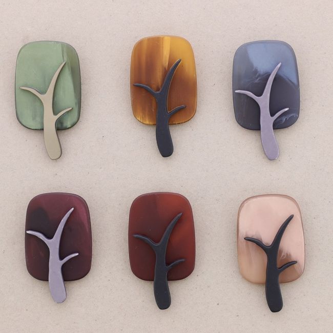 BROCHE ÁRBOL RESINA