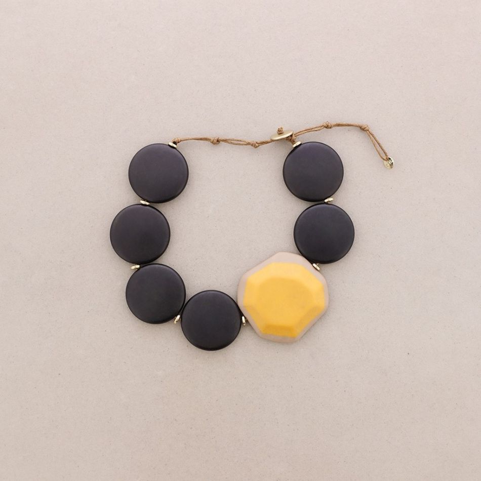 NECKLACE WITH RESIN BEADS