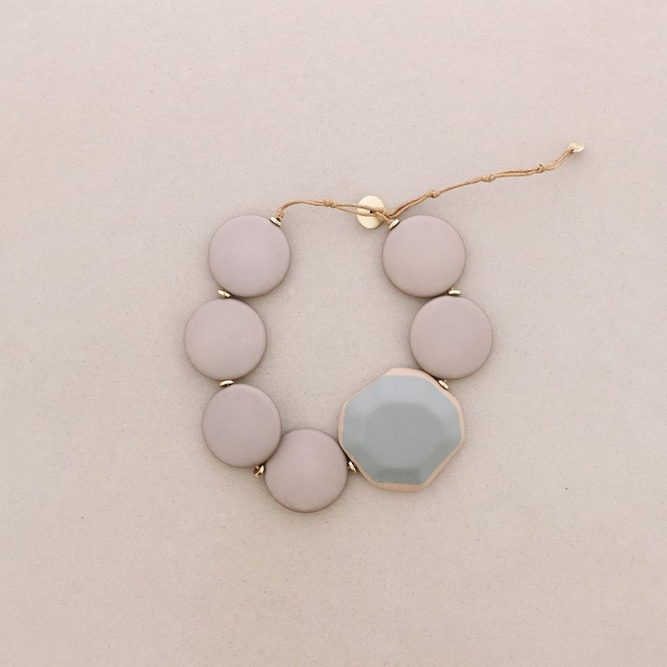 NECKLACE WITH RESIN BEADS