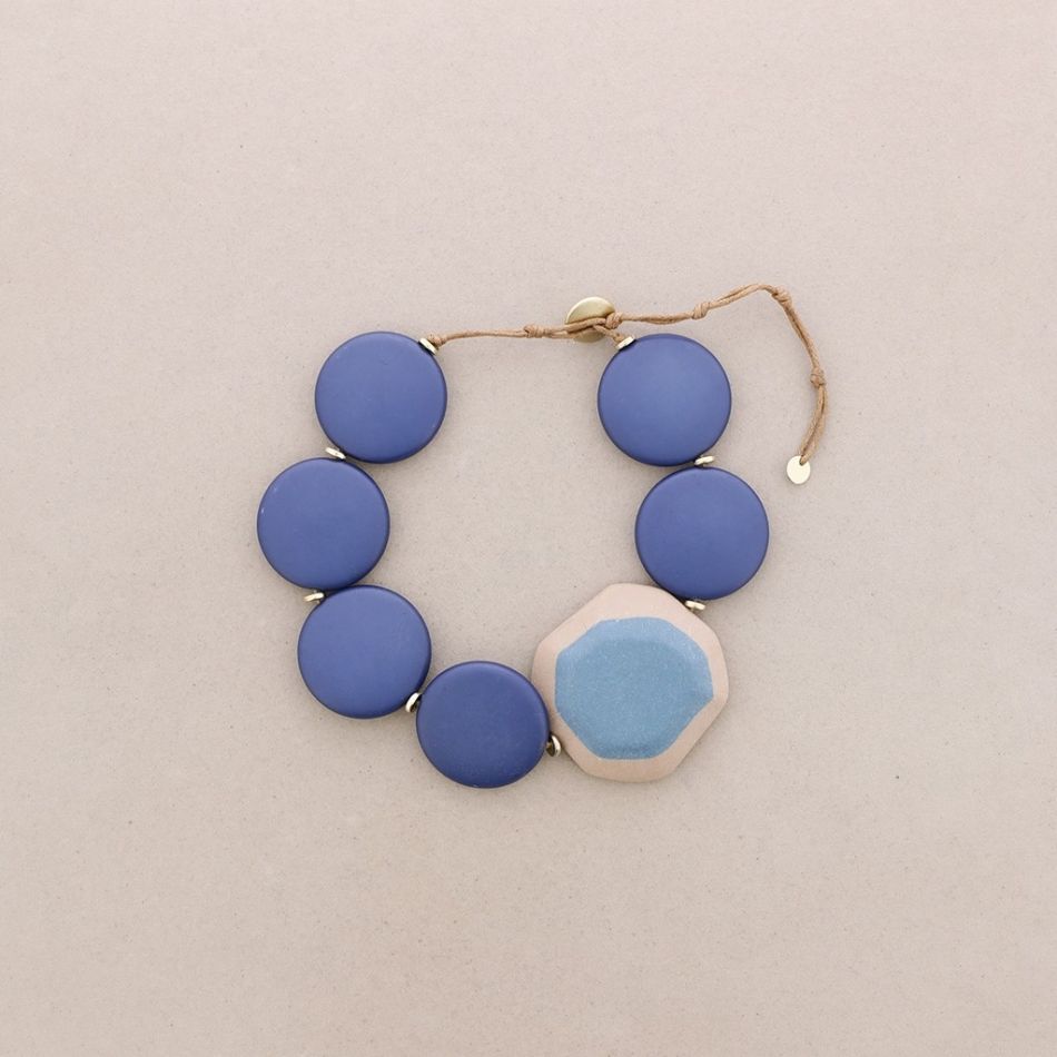 NECKLACE WITH RESIN BEADS