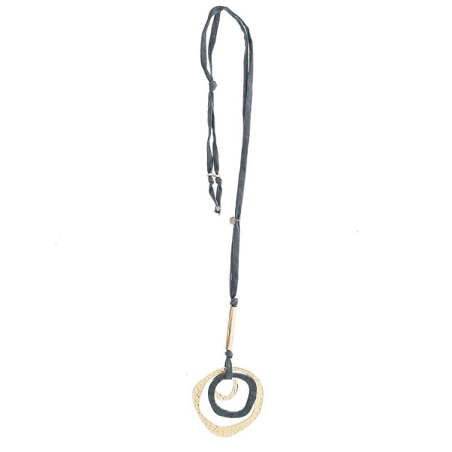 LONG TUBE NECKLACE WITH 3 IRREGULAR RINGS PENDANT
