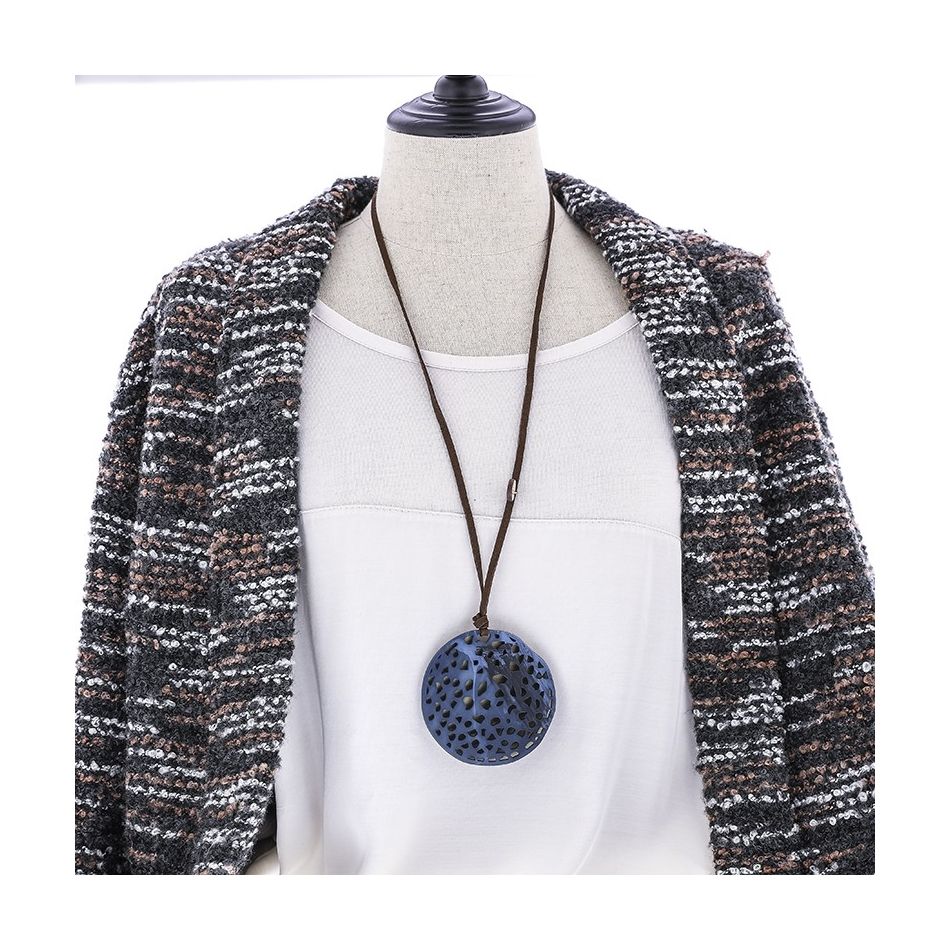 COLLAR LARGO COLGANTE MEDALLÓN CALADO RESINA