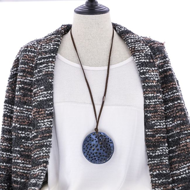 COLLAR LARGO COLGANTE MEDALLÓN CALADO RESINA