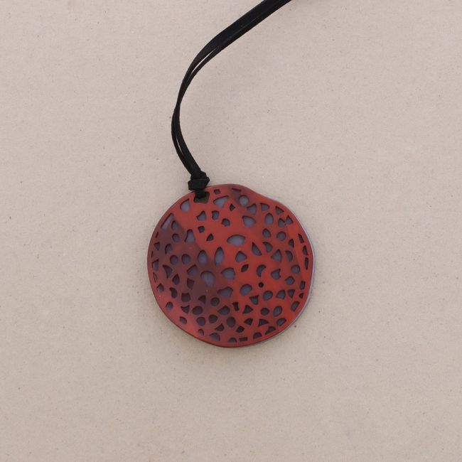 COLLAR LARGO COLGANTE MEDALLÓN CALADO RESINA