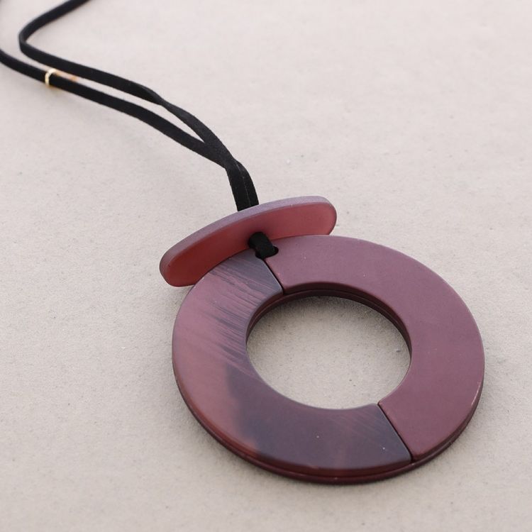 LONG RESIN CIRCLE PENDANT NECKLACE