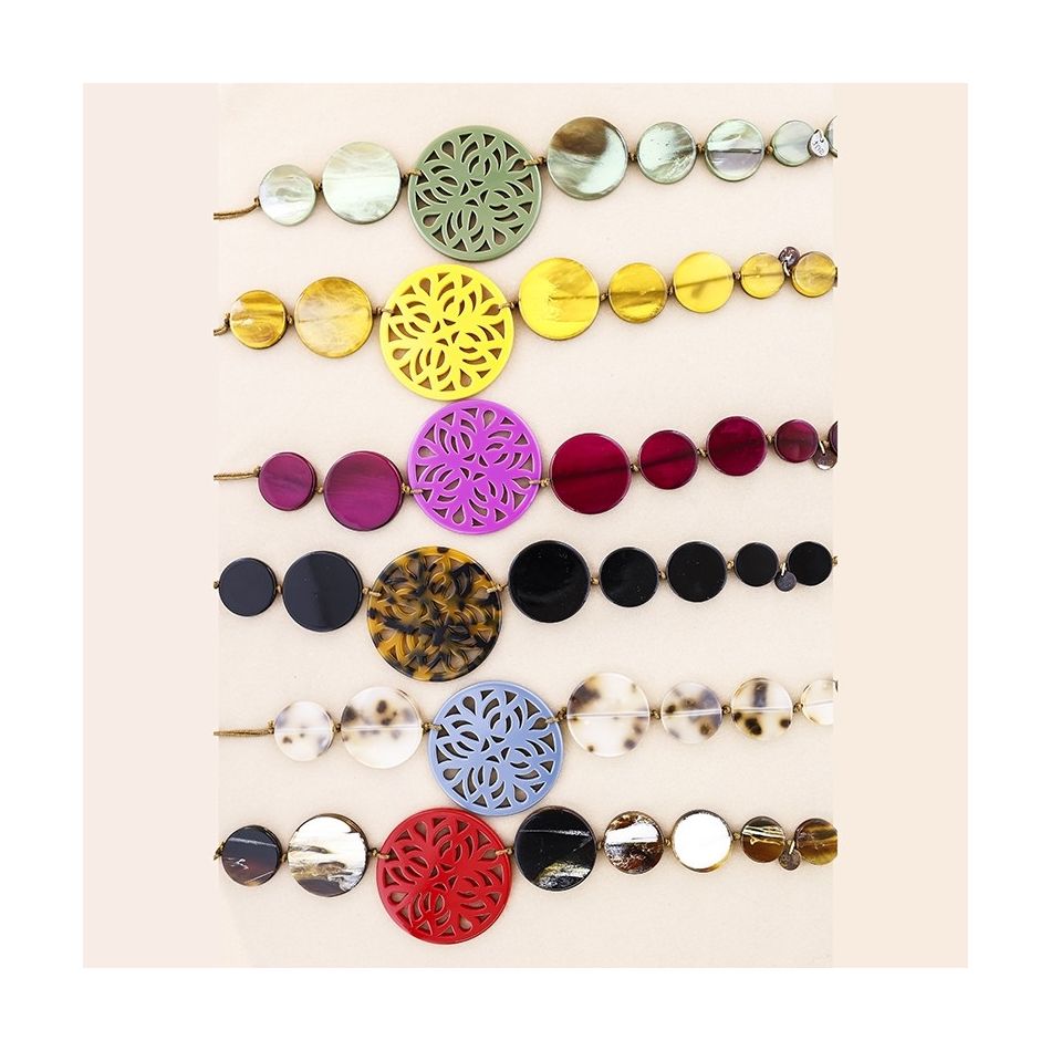 RESIN FRETWORK MEDALLION BEADS SHORT NECKLACE