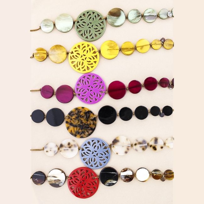 RESIN FRETWORK MEDALLION BEADS SHORT NECKLACE