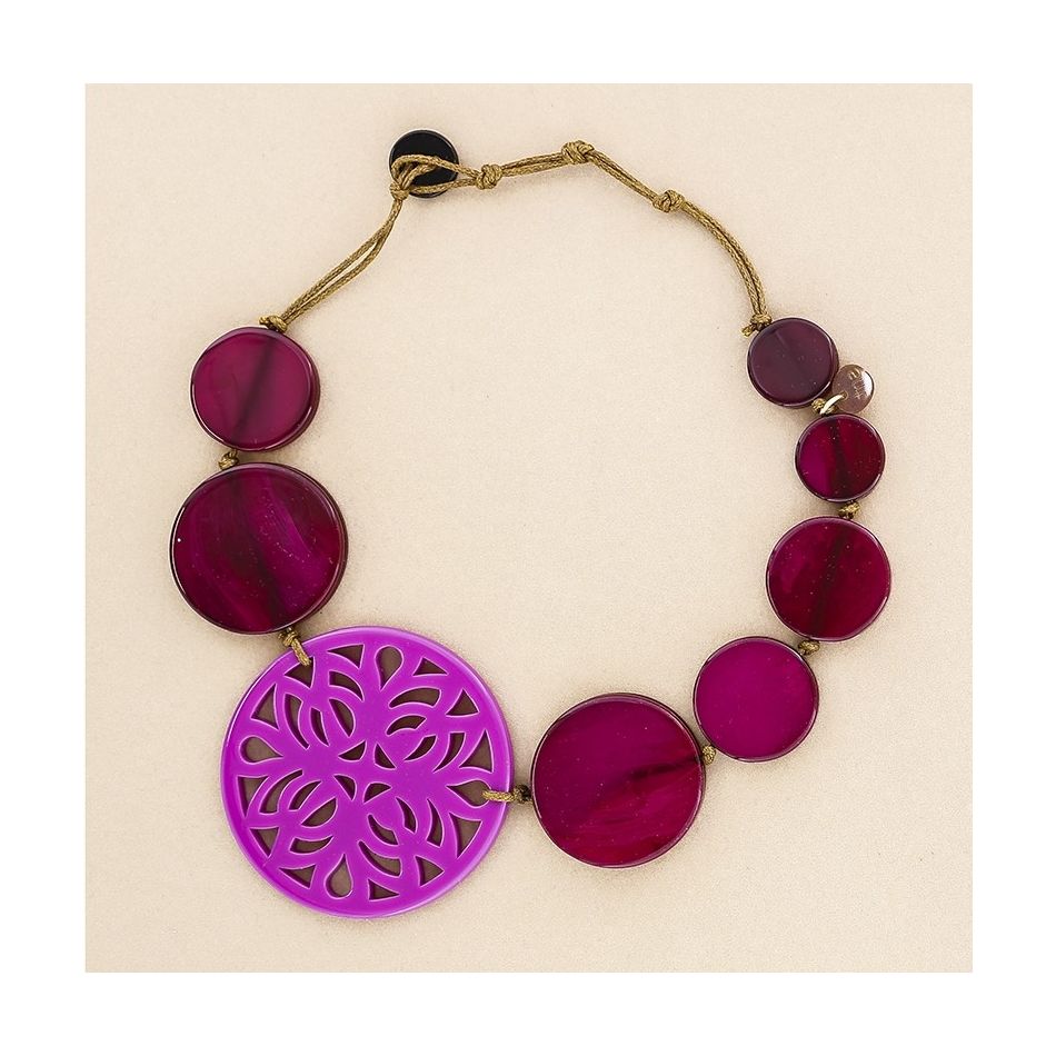 RESIN FRETWORK MEDALLION BEADS SHORT NECKLACE