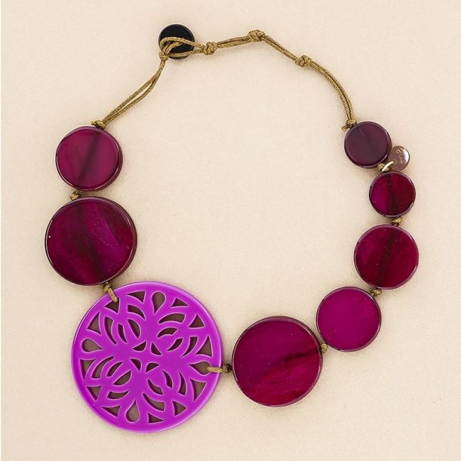 RESIN FRETWORK MEDALLION BEADS SHORT NECKLACE