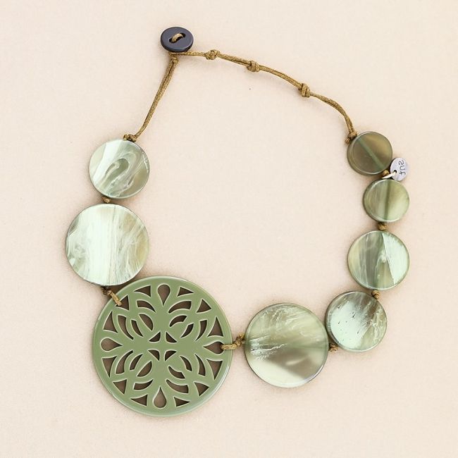 RESIN FRETWORK MEDALLION BEADS SHORT NECKLACE
